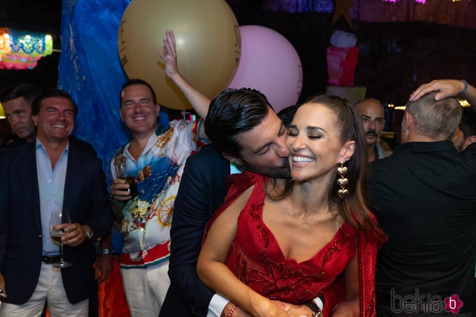 Paula Echevarría recibe un beso de Miguel Torres en su 47 cumpleaños en Starlite Marbella 2024