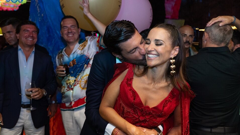 Paula Echevarría recibe un beso de Miguel Torres en su 47 cumpleaños en Starlite Marbella 2024