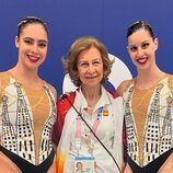 La Reina Sofía con las chicas de natación artística en los JJOO 2024