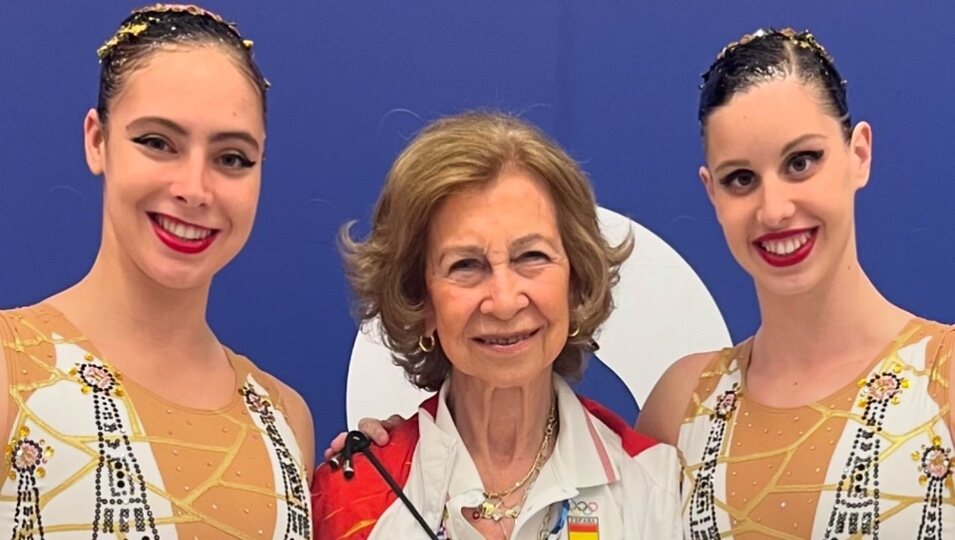 La Reina Sofía con las chicas de natación artística en los JJOO 2024