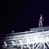 Tom Cruise en lo alto del Stade de France en la ceremonia de clausura de los Juegos Olímpicos de París 2024