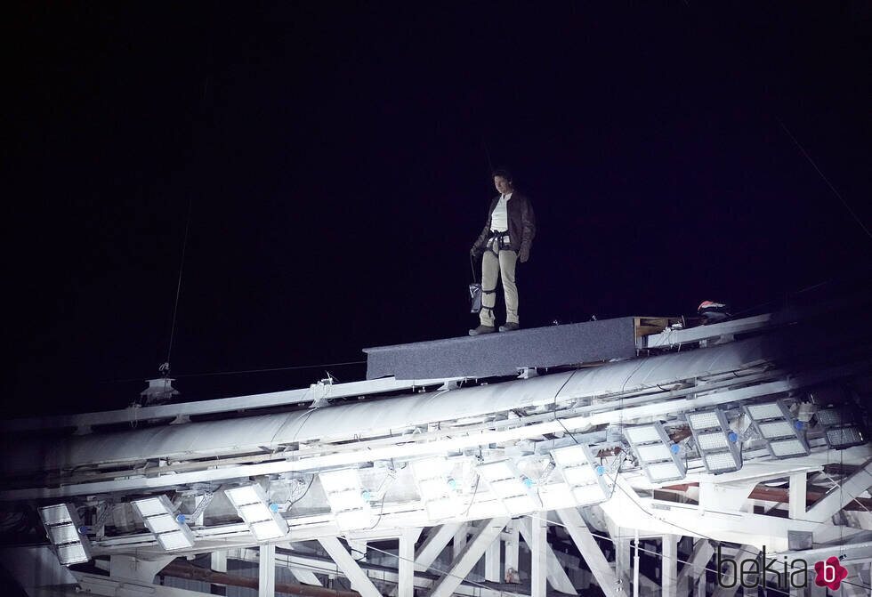 Tom Cruise en lo alto del Stade de France en la ceremonia de clausura de los Juegos Olímpicos de París 2024