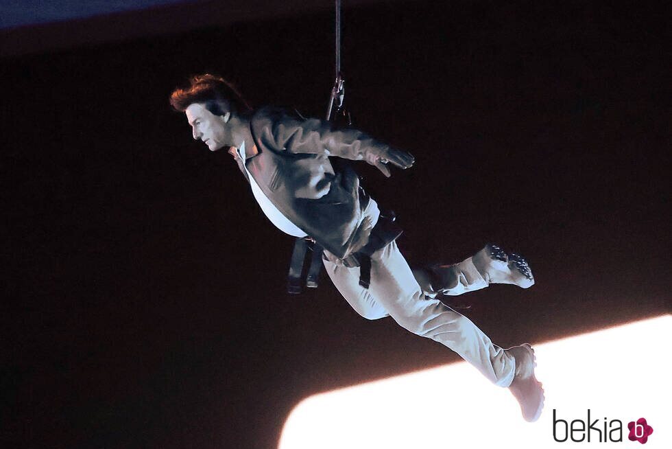 Tom Cruise descolgándose del techo del Stade de France en la ceremonia de clausura de los Juegos Olímpicos de París 2024