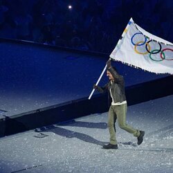 Tom Cruise con la bandera olímpica en la ceremonia de clausura de los Juegos Olímpicos de París 2024