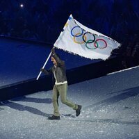 Tom Cruise con la bandera olímpica en la ceremonia de clausura de los Juegos Olímpicos de París 2024