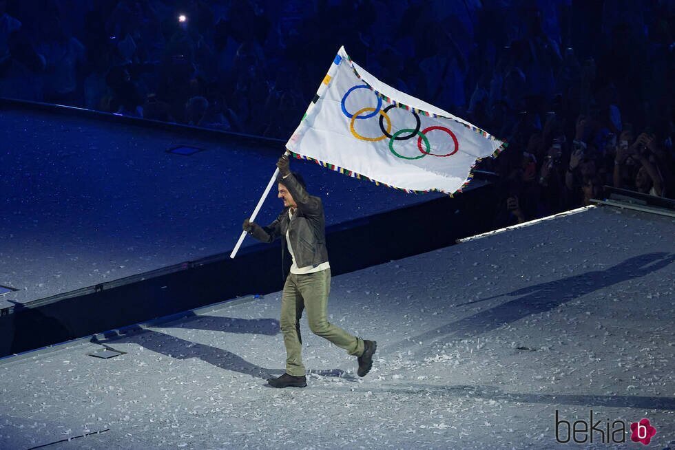 Tom Cruise con la bandera olímpica en la ceremonia de clausura de los Juegos Olímpicos de París 2024