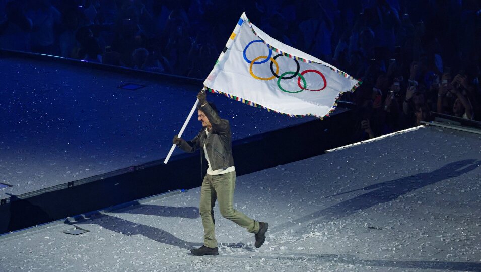 Tom Cruise con la bandera olímpica en la ceremonia de clausura de los Juegos Olímpicos de París 2024