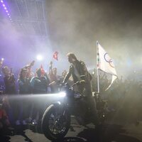 Tom Cruise subido a una moto en la ceremonia de clausura de los Juegos Olímpicos de París 2024