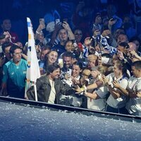 Tom Cruise saludando al público con la bandera olímpica en la ceremonia de clausura de los Juegos Olímpicos de París 2024