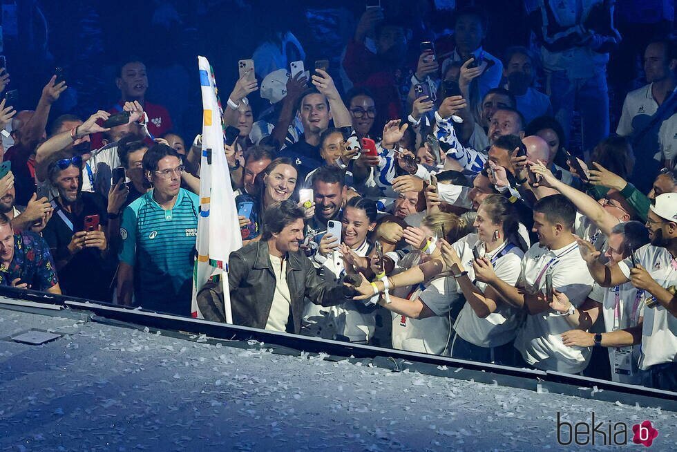 Tom Cruise saludando al público con la bandera olímpica en la ceremonia de clausura de los Juegos Olímpicos de París 2024