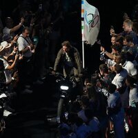 Tom Cruise montado en una moto en la ceremonia de clausura de los Juegos Olímpicos de París 2024