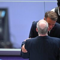 Emmanuel Macron y Alberto de Mónaco se saludan en la ceremonia de clausura de los Juegos Olímpicos de París 2024