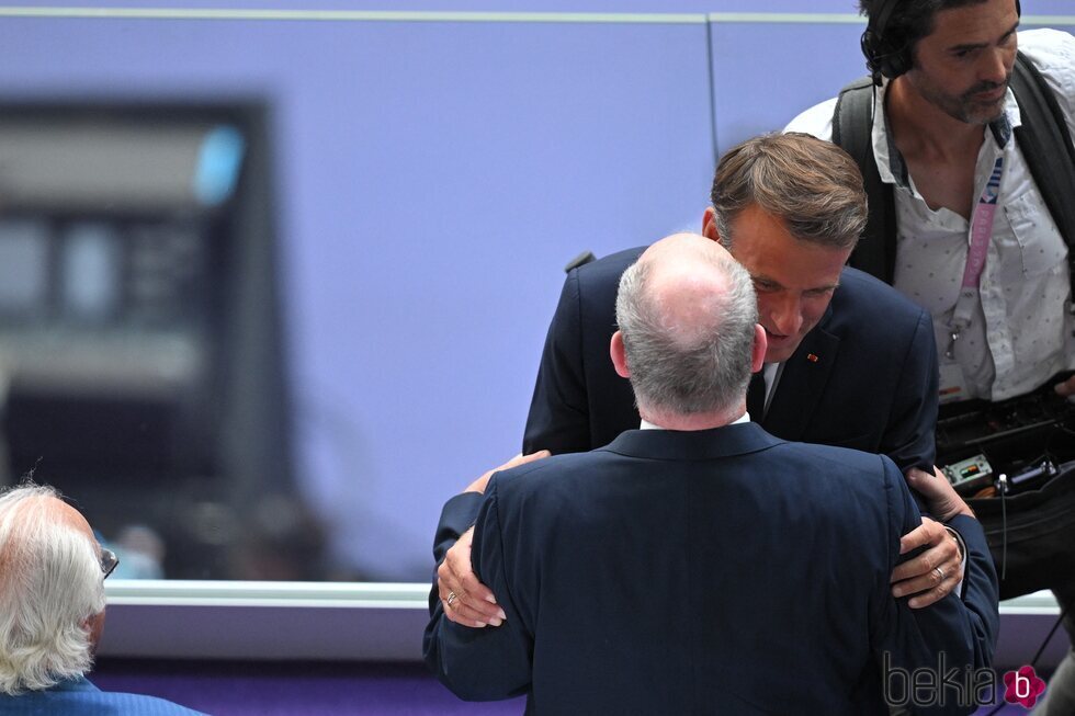 Emmanuel Macron y Alberto de Mónaco se saludan en la ceremonia de clausura de los Juegos Olímpicos de París 2024