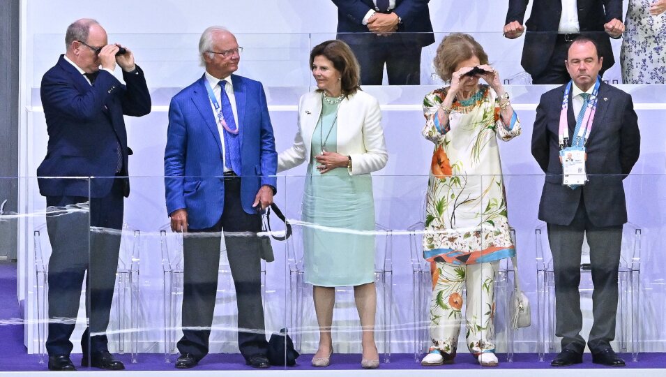 Carlos Gustavo y Silvia de Suecia y Alberto de Mónaco y la Reina Sofía con prismáticos en la ceremonia de clausura de los Juegos Olímpicos de París 2024