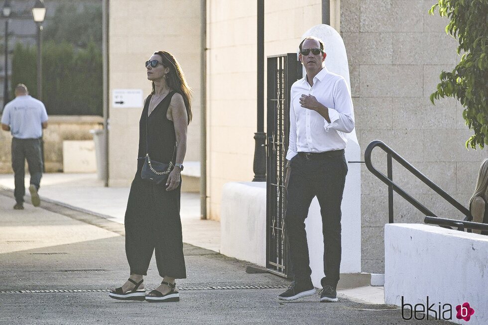 Bruno Gómez-Acebo y Bárbara Cano en la capilla ardiente de Juan Gómez-Acebo