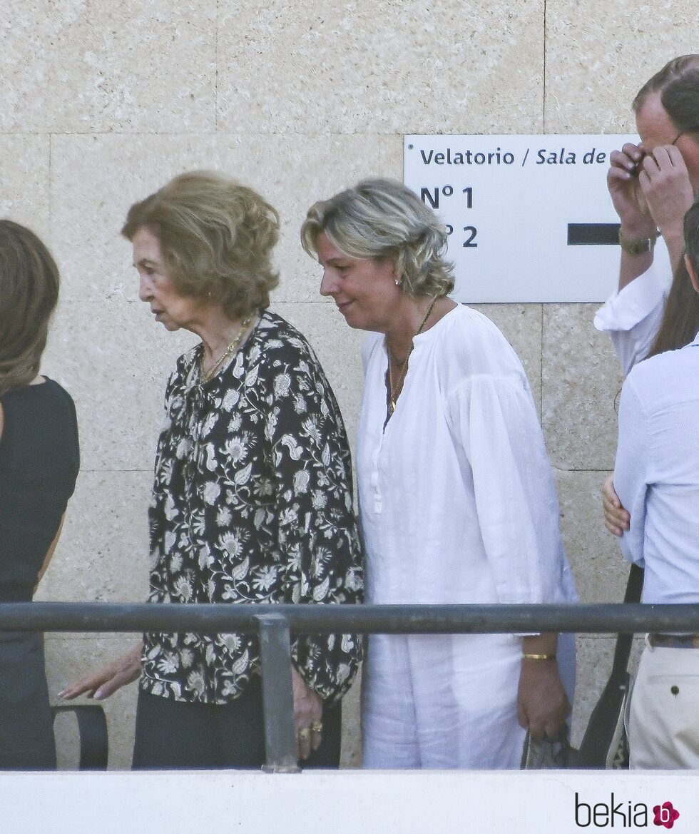 La Reina Sofía y Simoneta Gómez-Acebo en la capilla ardiente de Juan Gómez-Acebo