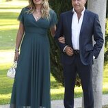 Belén Rodríguez y su pareja en la boda de Antonio Rossi y Hugo Fuertes