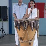 Meghan Markle dando un discurso en su visita a San Basilio de Palenque en Colombia