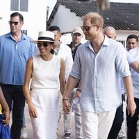 El Príncipe Harry y Meghan Markle visitando el pueblo de San Basilio de Palenque en Colombia