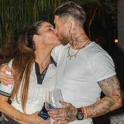 Pilar Rubio y Sergio Ramos besándose