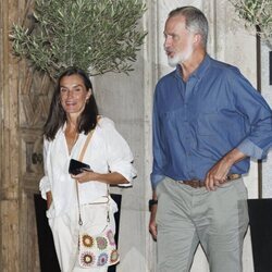 Los Reyes Felipe y Letizia saliendo del restaurante La Lonja del Mar en Madrid