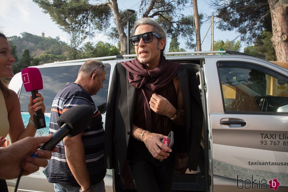 Mario Vaquerizo llegando a la boda de Jordi Cruz y Rebecca Lima