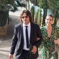 Ona Carbonell y su pareja llegando a la boda de Jordi Cruz y Rebecca Lima