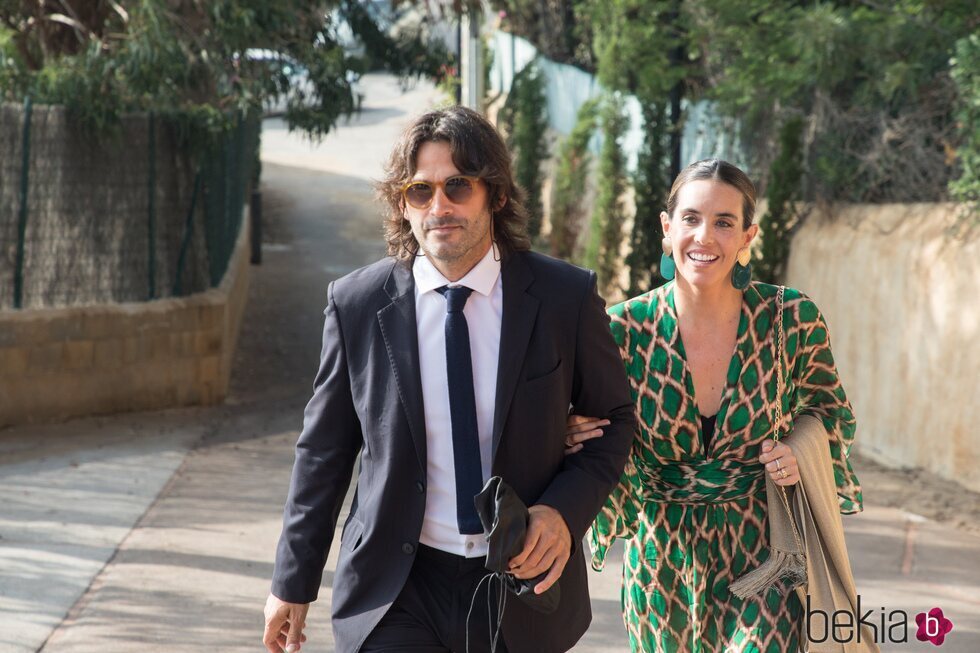 Ona Carbonell y su pareja llegando a la boda de Jordi Cruz y Rebecca Lima