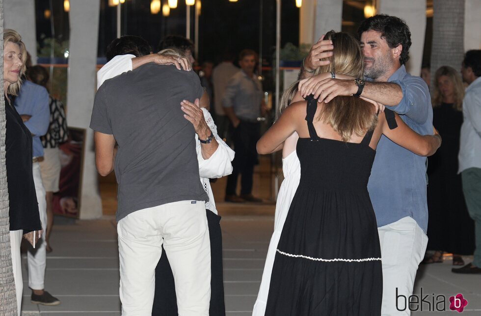 El abrazo de Carla Goyanes y su cuñado Antonio Matos en la capilla ardiente de Caritina Goyanes