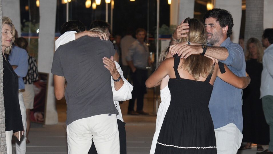 El abrazo de Carla Goyanes y su cuñado Antonio Matos en la capilla ardiente de Caritina Goyanes