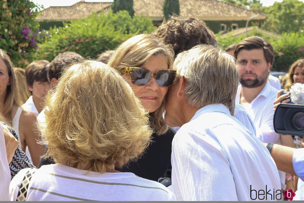 Cari Lapique, muy afectada en el funeral de su hija Caritina Goyanes