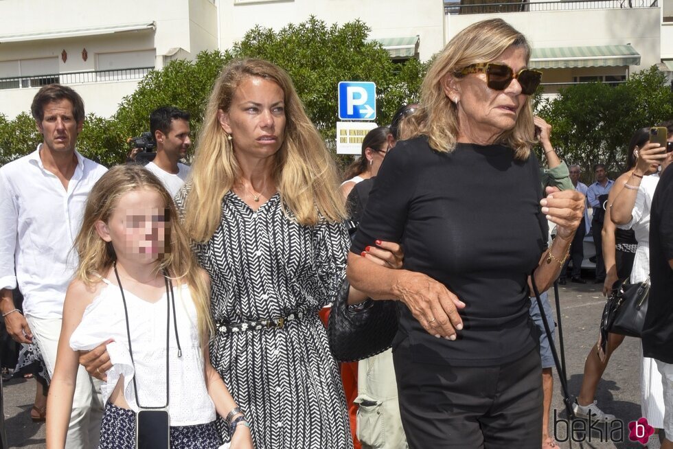 Cari Lapique con su nieta Cari y su hija Carla Goyanes en el funeral de su hija Caritina Goyanes