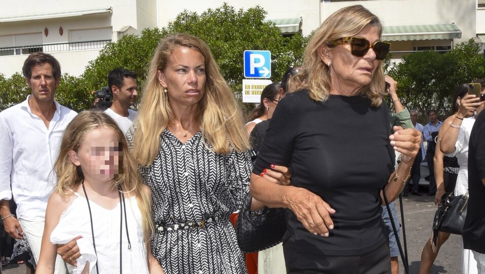 Cari Lapique con su nieta Cari y su hija Carla Goyanes en el funeral de su hija Caritina Goyanes