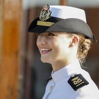 La Princesa Leonor, sonriente a su llegada a la Escuela Naval de Marín, en Pontevedra