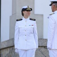 La Princesa Leonor charla con uno de los militares a su llegada a la Escuela Naval de Marín, Pontevedra