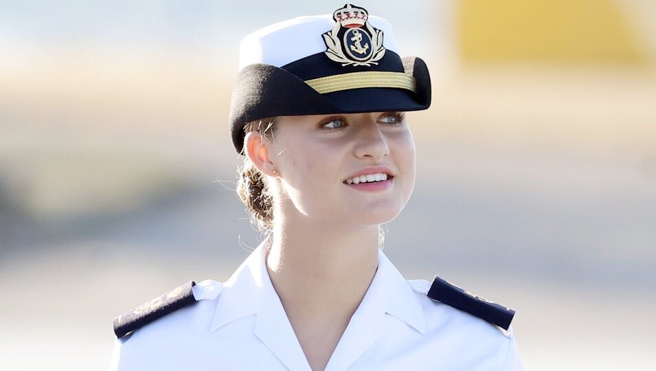 La Princesa Leonor caminando por la Escuela Naval de Marín, en Pontevedra