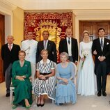 Victoria López-Quesada y Enrique Moreno de la Cova en su boda con la Reina Sofía, el Rey Felipe VI y las Infantas Elena y Cristina