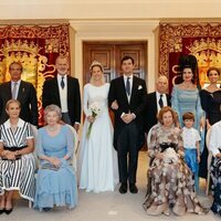 Victoria López-Quesada y Enrique Moreno de la Cova en su boda con la Reina Sofía, el Rey Felipe VI y las Infantas Elena y Cristina