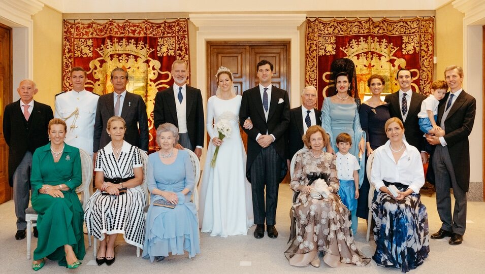 Victoria López-Quesada y Enrique Moreno de la Cova en su boda con la Reina Sofía, el Rey Felipe VI y las Infantas Elena y Cristina