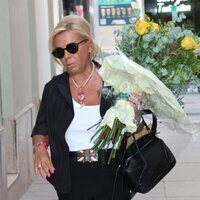 Carmen Borrego con unas flores en la misa por el aniversario de la muerte de María Teresa Campos