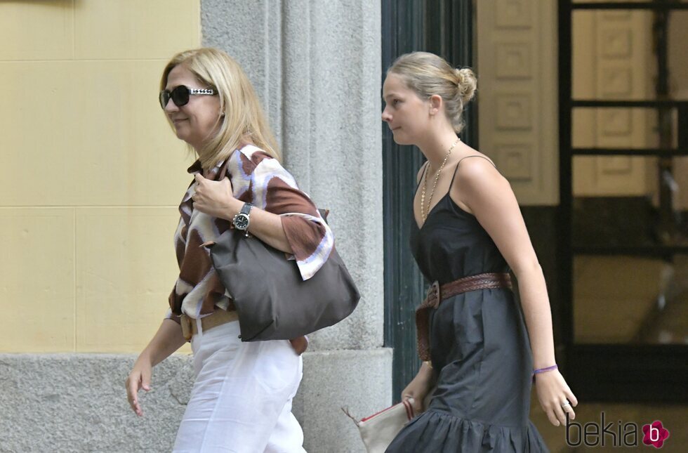 La Infanta Cristina y su hija Irene Urdangarin a la salida del taller de Lorenzo Caprile