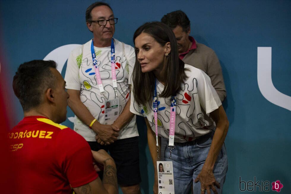 La Reina Letizia con su acreditación en los Juegos Paralímpicos de París 2024