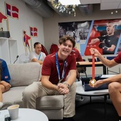 Christian de Dinamarca y el nadador Alexander Hillhouse con su medalla en los Juegos Paralímpicos de París 2024