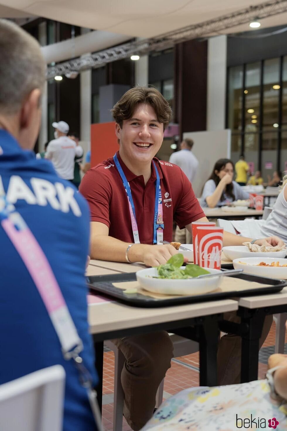 Christian de Dinamarca comiendo en la Villa Olímpica de los Juegos Paralímpicos de París 2024