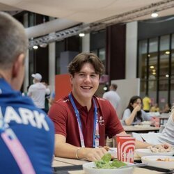 Christian de Dinamarca comiendo en la Villa Olímpica de los Juegos Paralímpicos de París 2024