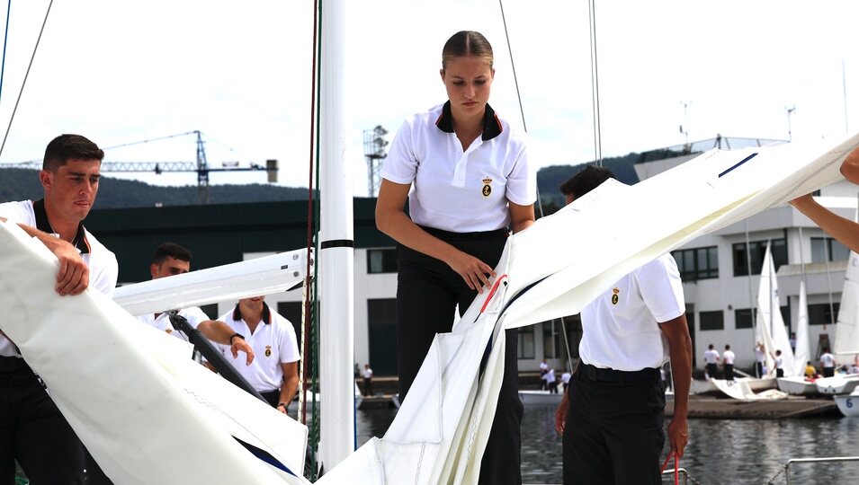 La Princesa Leonor en la Escuela Naval de Marín haciendo prácticas