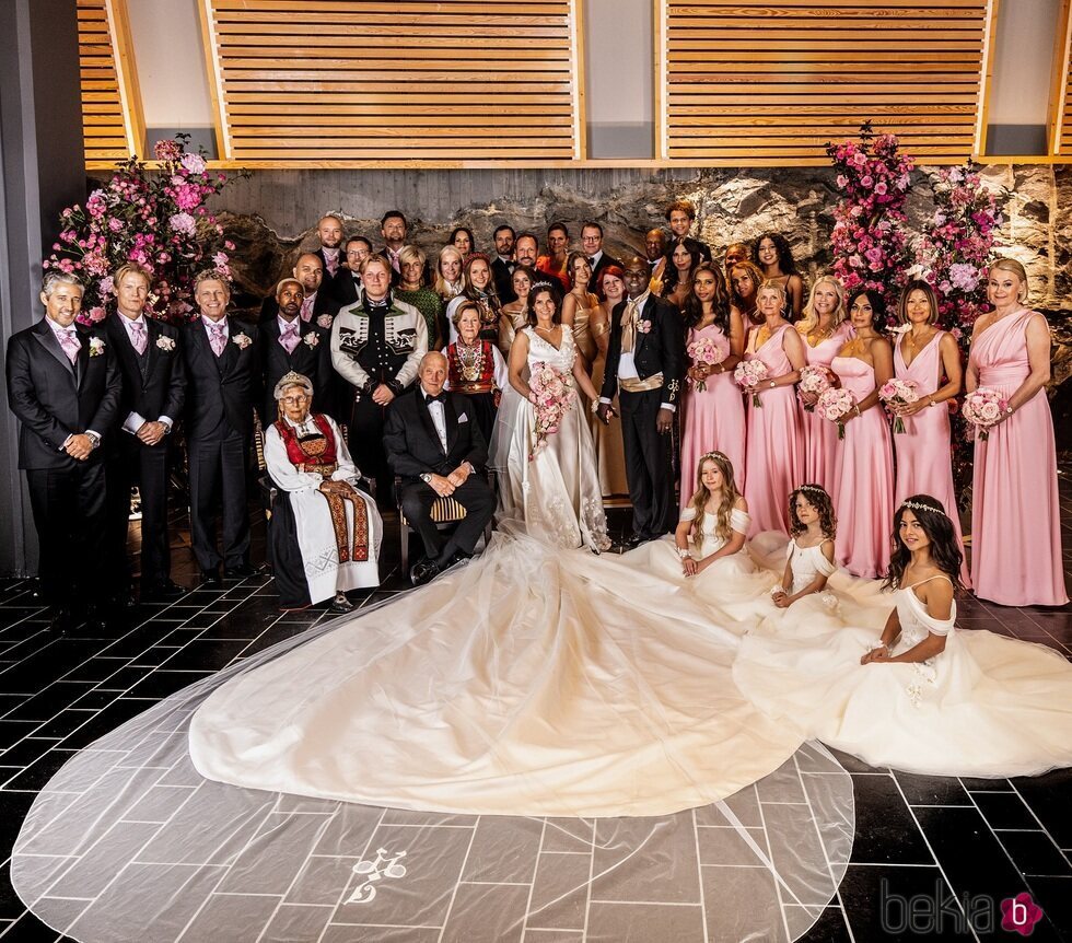 Foto oficial de la boda de Marta Luisa de Noruega y Durek Verrett con sus familiares y amigos