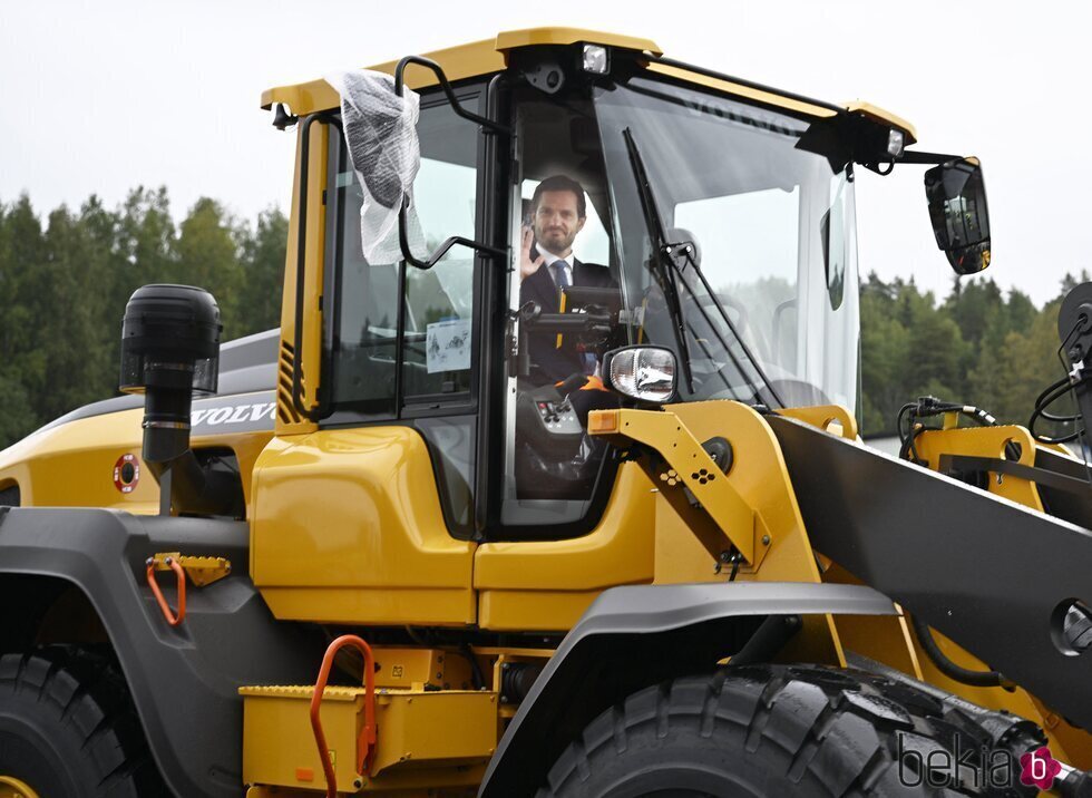 Carlos Felipe de Suecia montado en un tractor en Värmland