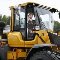 Carlos Felipe de Suecia montado en un tractor en Värmland