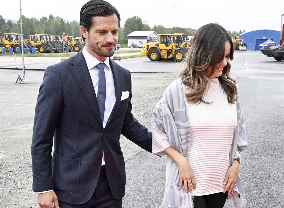 Carlos Felipe de Suecia tiene un gesto cariñoso con Sofia de Suecia en su visita oficial a Värmland